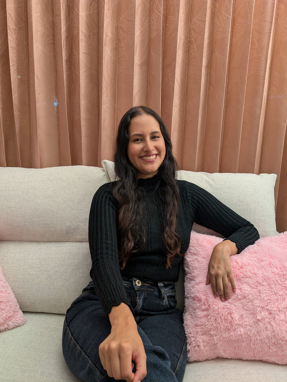 Retrato de la psicóloga Tatiana Bayona sentada en un sofa con una sonrisa amable